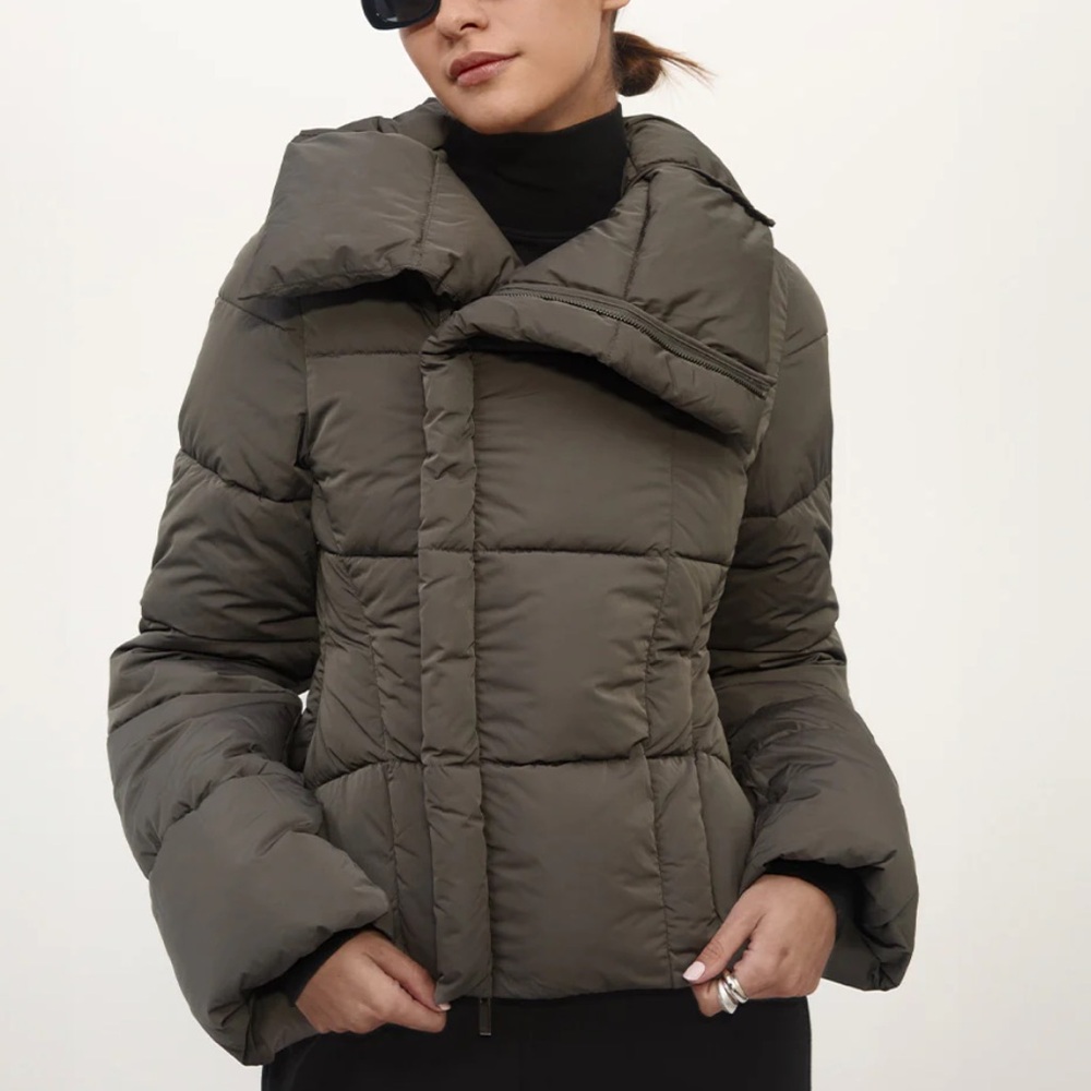 NWT nylora ANNE PUFFER JACKET ASH
$288 current season stunning